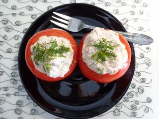 Tomatoes stuffed with curd cheese