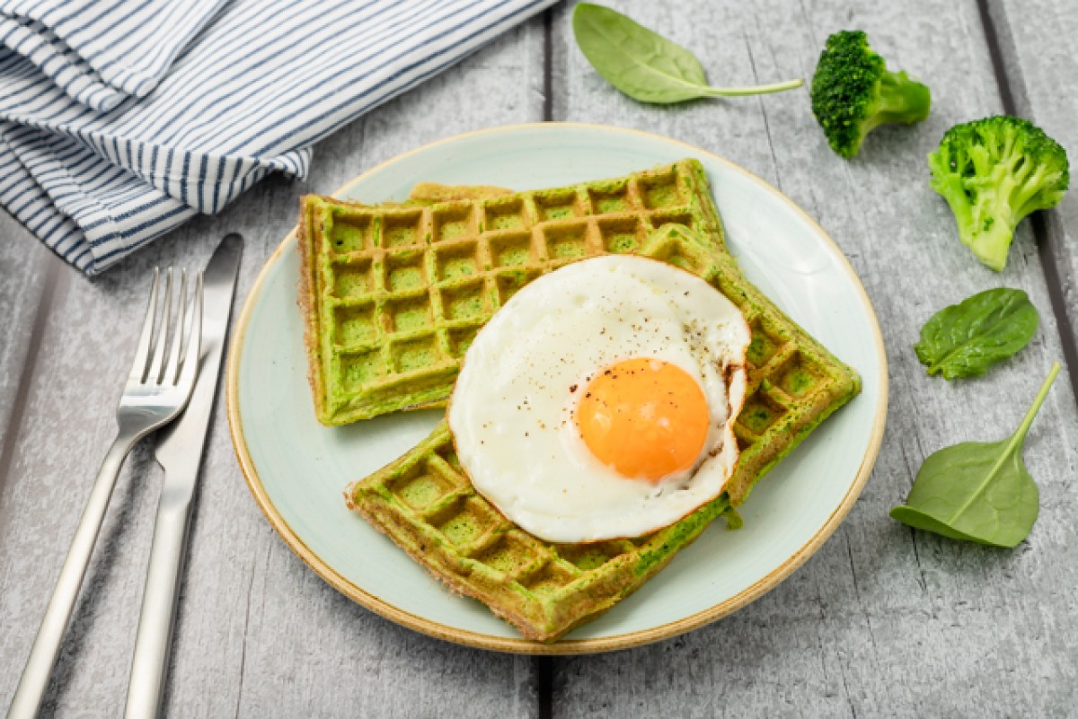 Gofres de brócoli y espinacas servidos con huevo frito