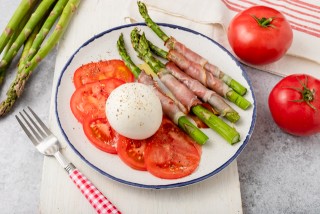 Szparagi z szynką parmeńską, burratą i pomidorem