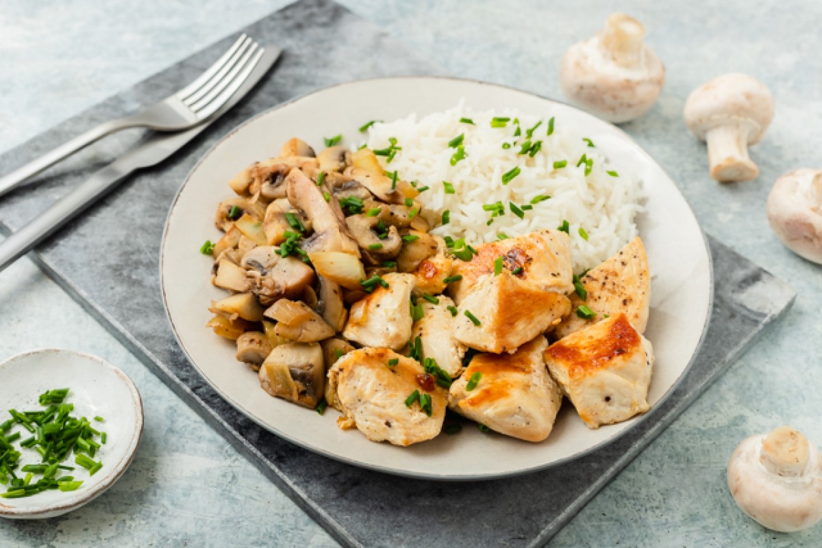 Poulet accompagné de champignons de Paris et de riz