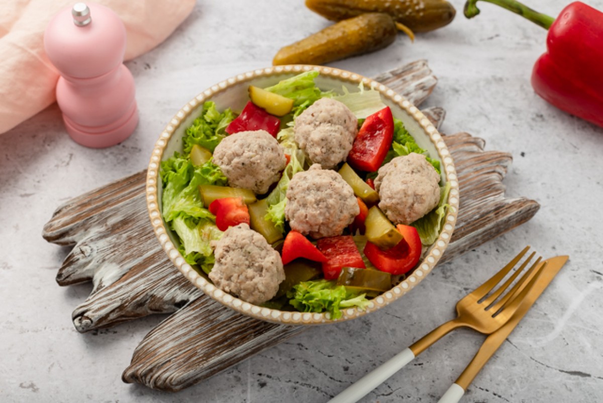 Salade de boulettes de viande