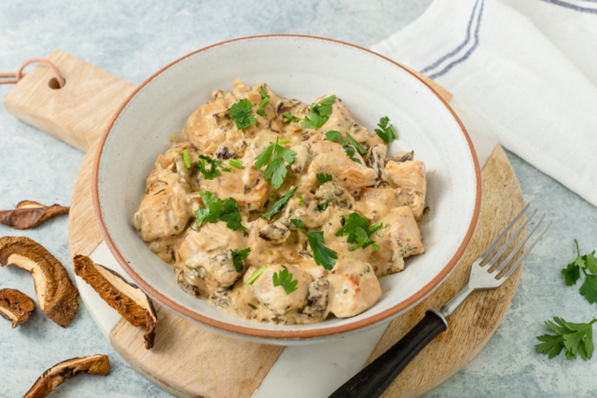 Turkey with cream and mushroom sauce