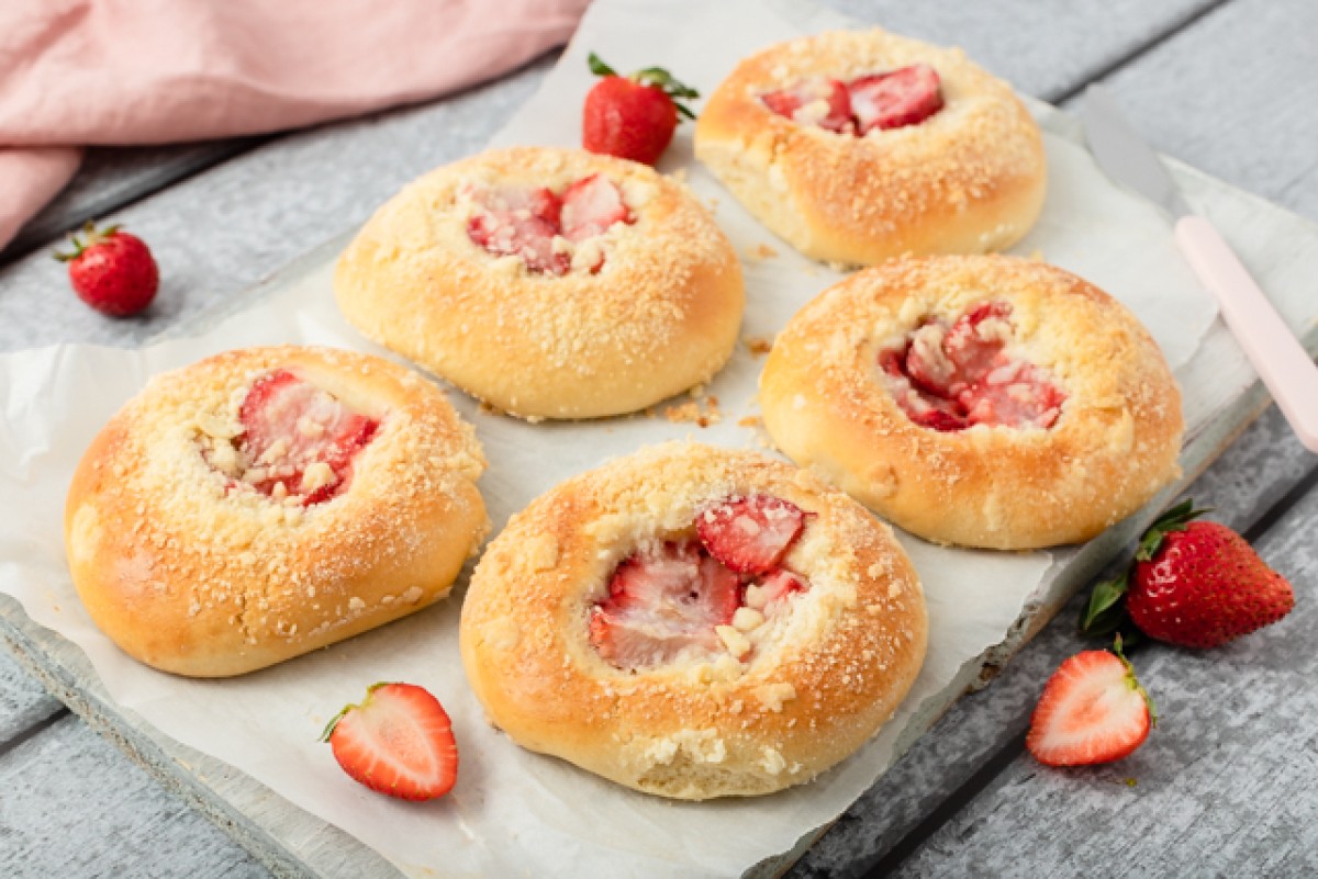 Spelt yeast buns with crumble and strawberries