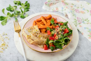 Baked cod with sweet potatoes and salad