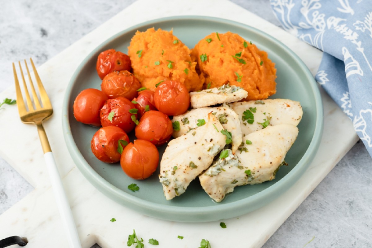 Chicken breasts with mashed sweet potatoes and roasted tomatoes