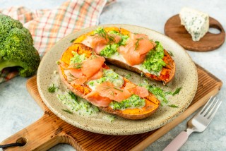 Baked sweet potatoes with Gorgonzola sauce and salmon