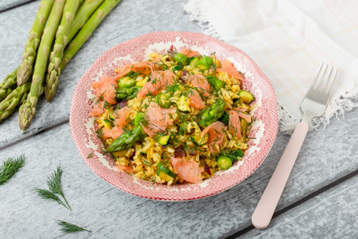 Curried rice with asparagus, salmon and courgette