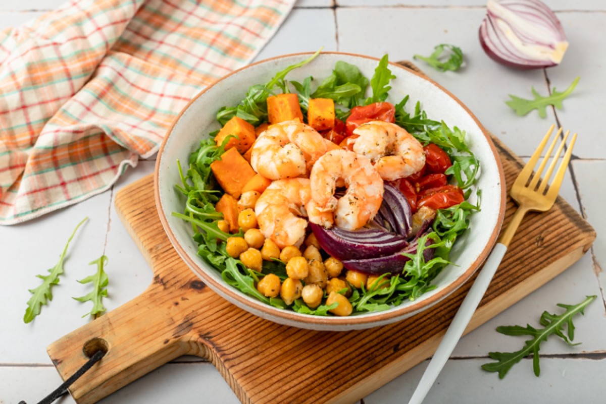 Bowl of shrimps, sweet potatoes, chickpeas and cocktail tomatoes
