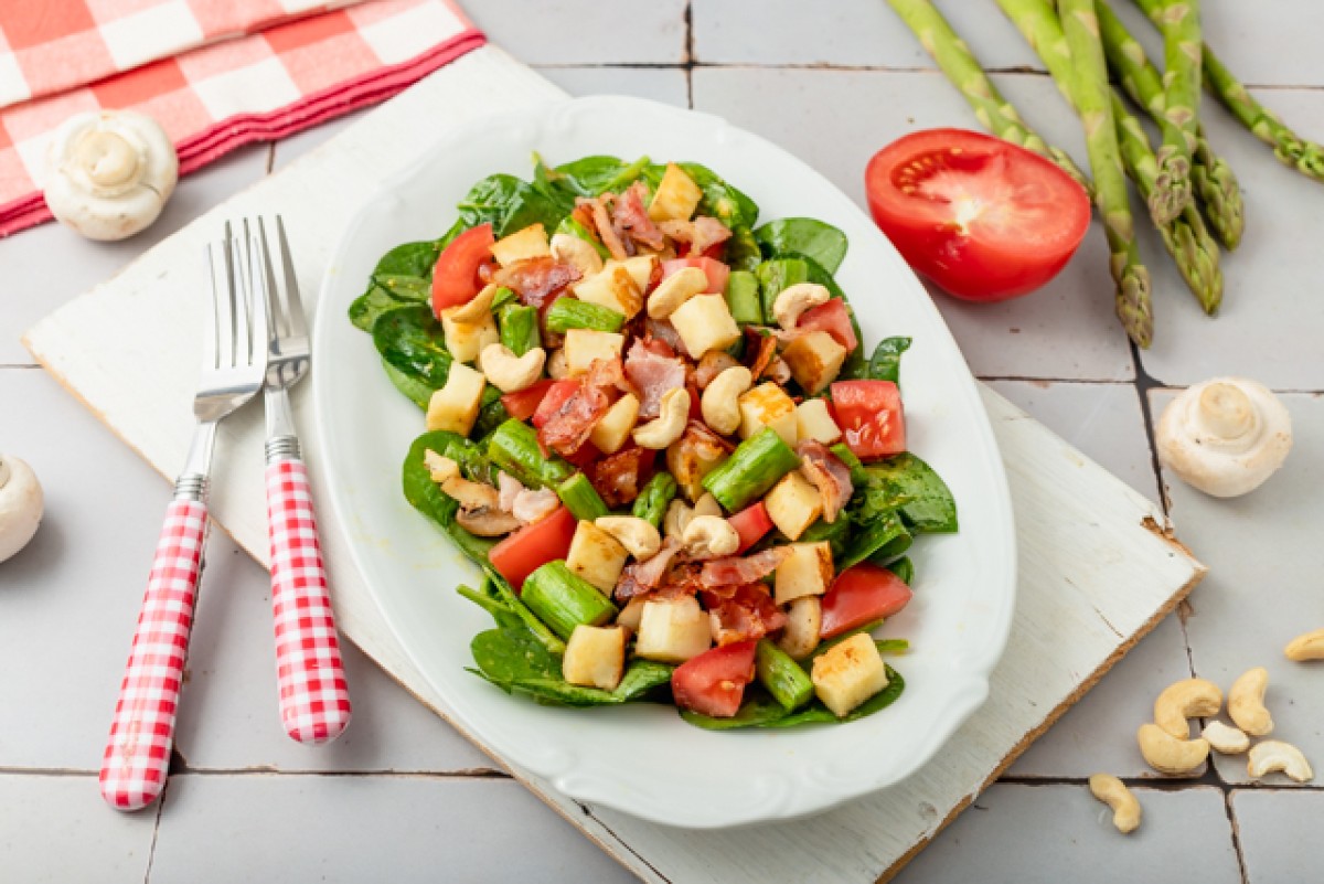 Bacon, halloumi and asparagus salad