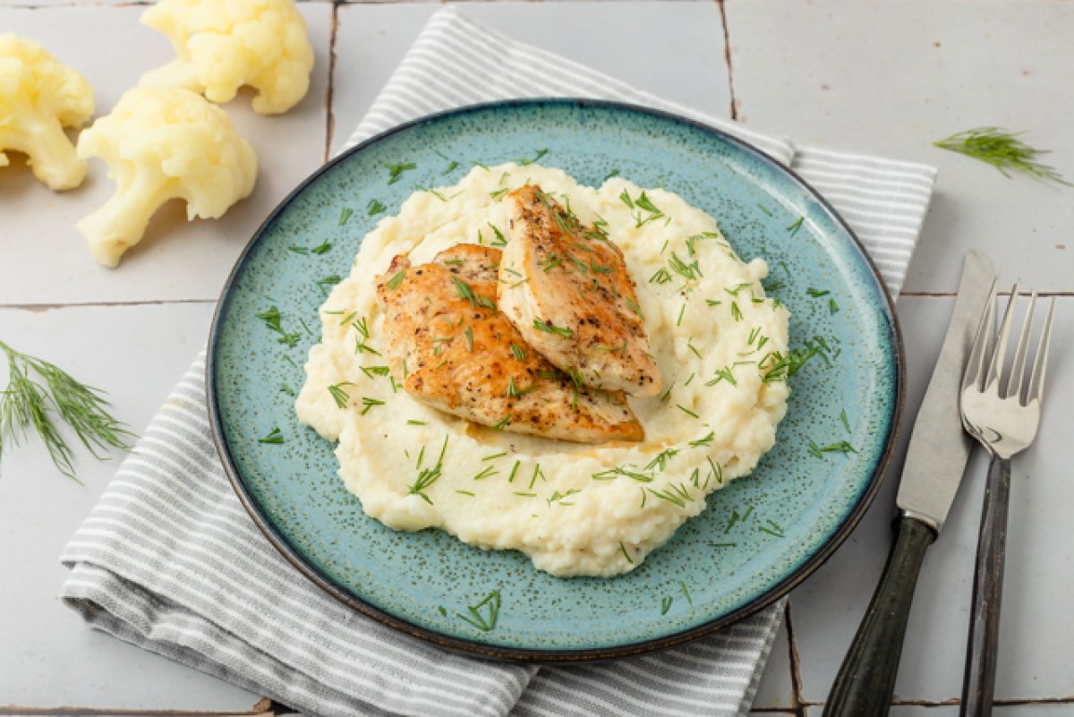 Chicken on cauliflower purée with dill