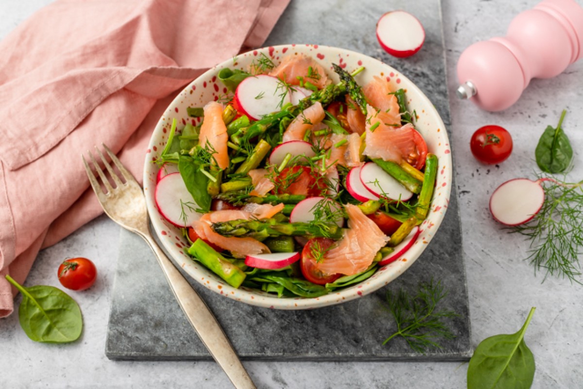 Spinach, asparagus, radish and smoked salmon salad