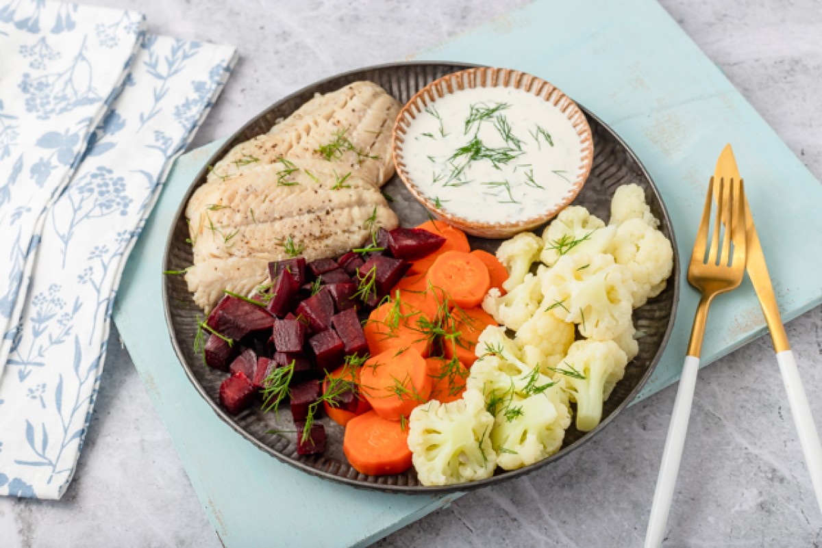 Steamed vegetables with cod