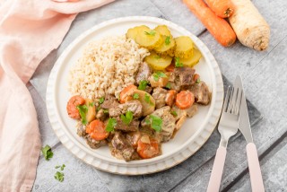 Beef stew with rice and pickled cucumber