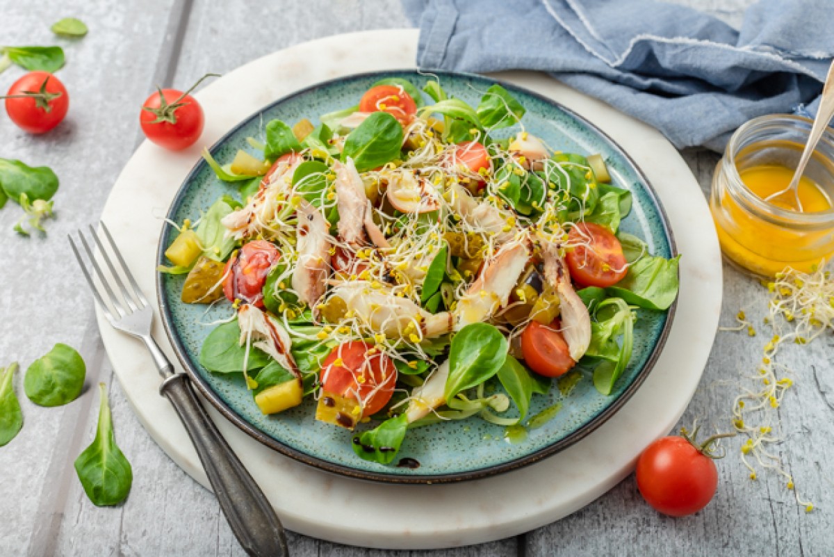 Feldsalat mit geräucherter Makrele und Sprossen