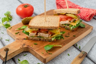 Sandwich mit gegrilltem Hähnchen, Cheddarkäse und Gemüse