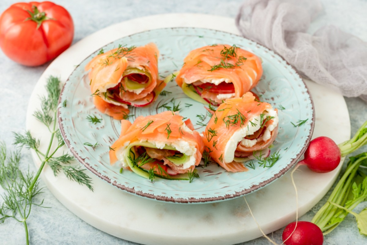 Räucherlachsrouladen mit Gemüse und Dill