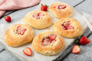 Dinkel-Hefebrötchen mit Streuseln und Erdbeeren