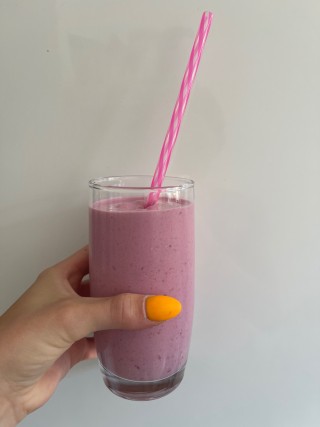 Himbeeren und Erdbeere weight gainer shake