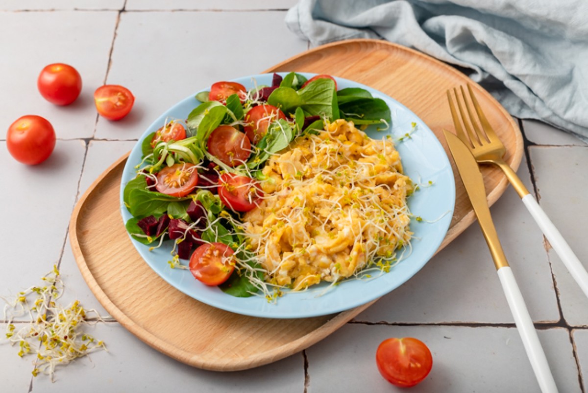 Rührei mit Salat aus Roter Bete, kleinen Tomaten und Balsamessig