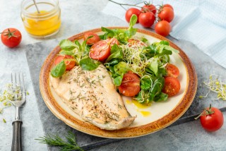 Gebakken forel met salade met veldsla en cherrytomaatjes