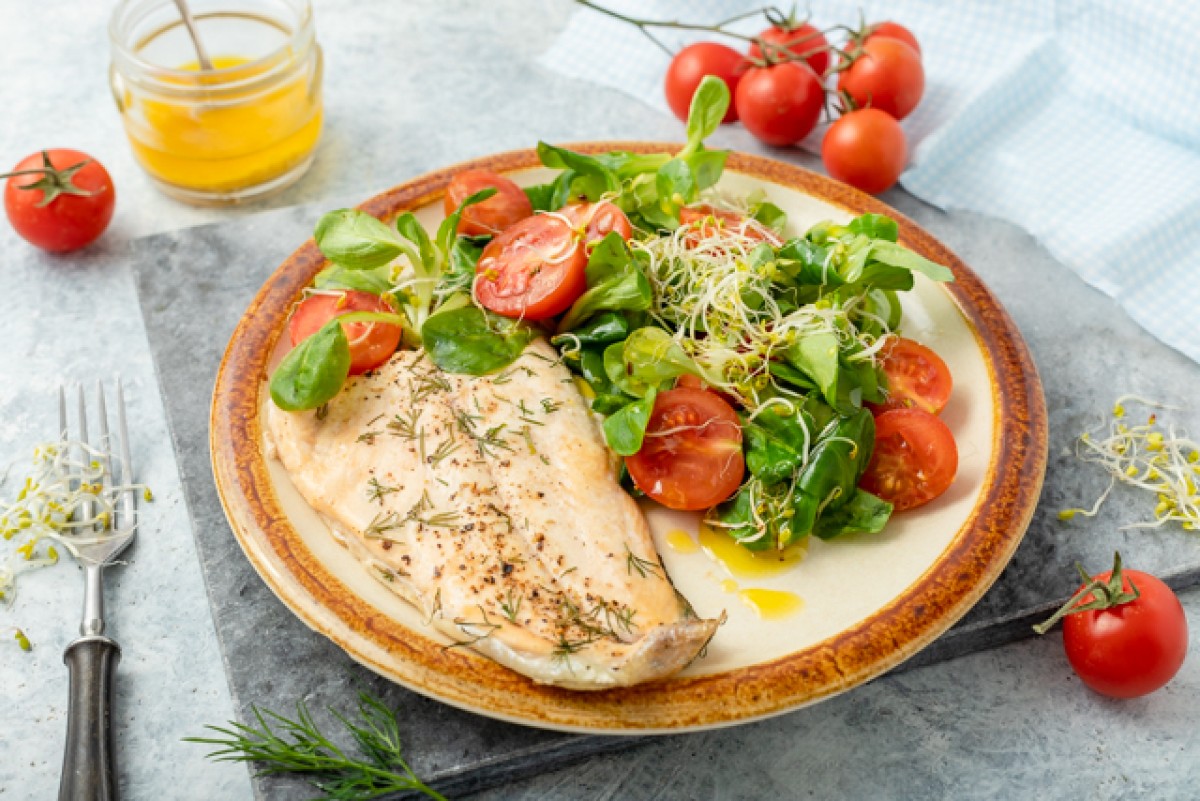 Gebakken forel met salade met veldsla en cherrytomaatjes