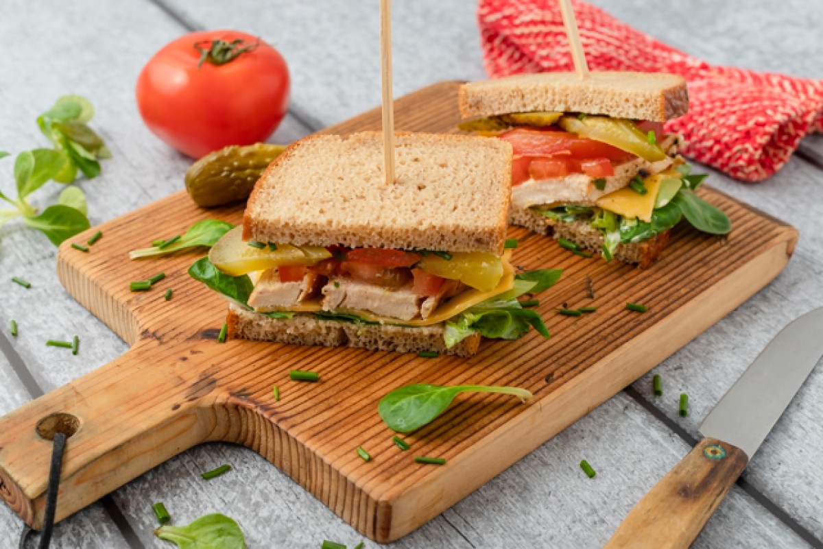 Sandwich met gegrilde kip, cheddar en groenten