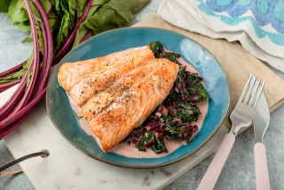 Zalm met geblancheerde snijbietblaadjes