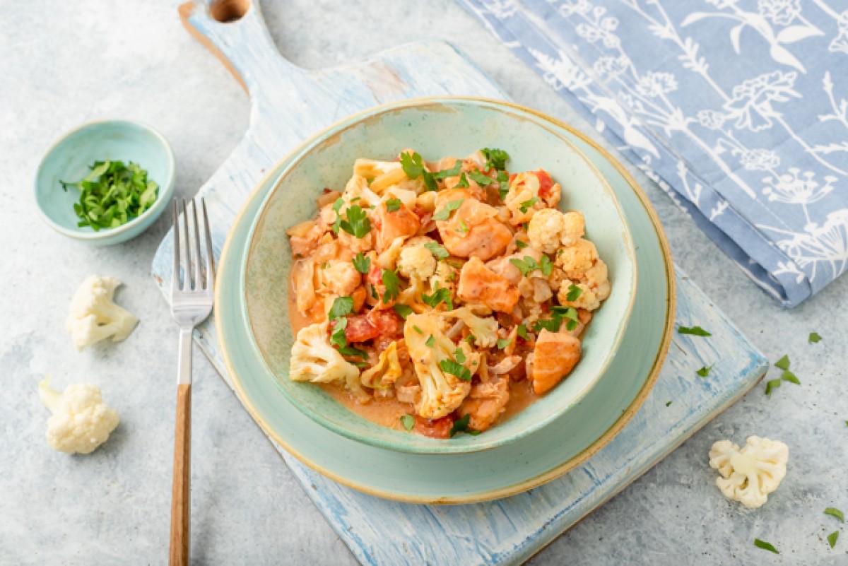 Zalm met babykool en bloemkool in kokosmelk