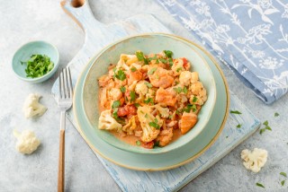 Zalm met babykool en bloemkool in kokosmelk