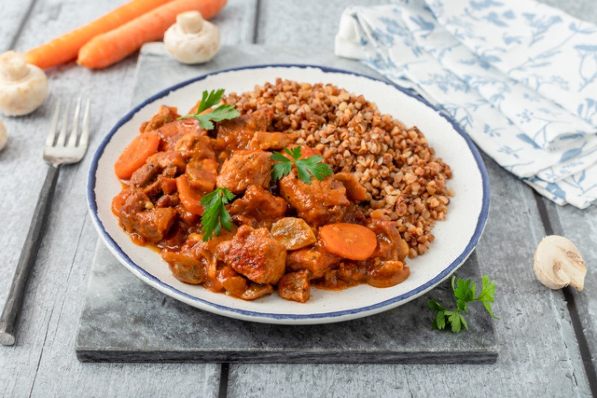 Ragoût de porc accompagné de blé noir