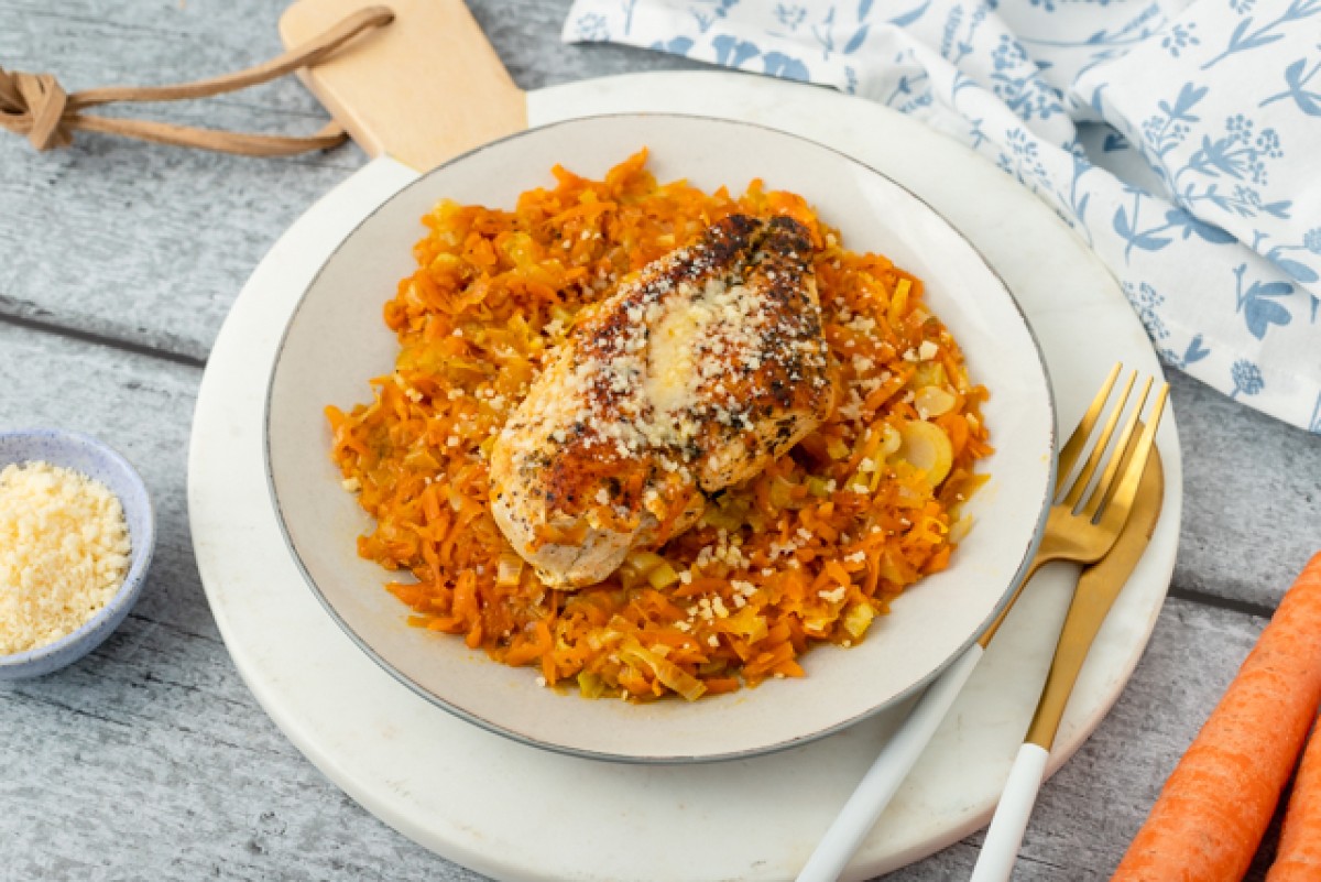 Poulet mijoté sur lit de carottes et poireaux au parmesan