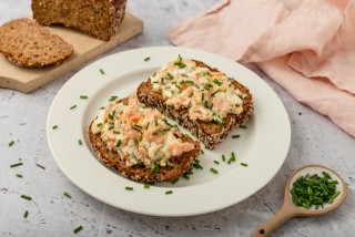 Panini Keto con insalata di uova, salmone affumicato ed erba cipollina