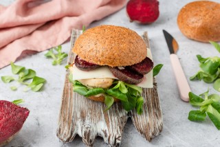 Hamburger fatti in casa con pollo, barbabietola e formaggio di capra