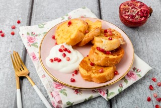 French toast senza zucchero con skyer e melagrana