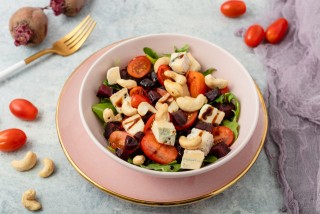 Insalata di barbabietola, pomodorini, gorgonzola e anacardi