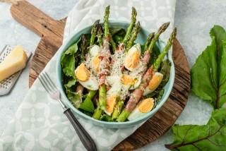 Insalata di foglie di barbabietola, asparagi grigliati e uova
