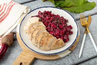 Filetti di tacchino con salsa di foglie di barbabietola