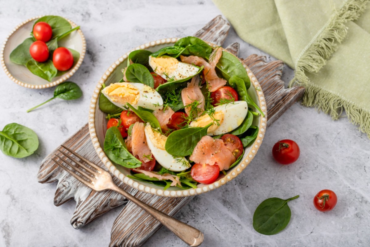 Insalata di spinaci, salmone affumicato e pomodorini