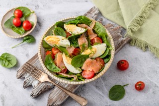 Insalata di spinaci, salmone affumicato e pomodorini