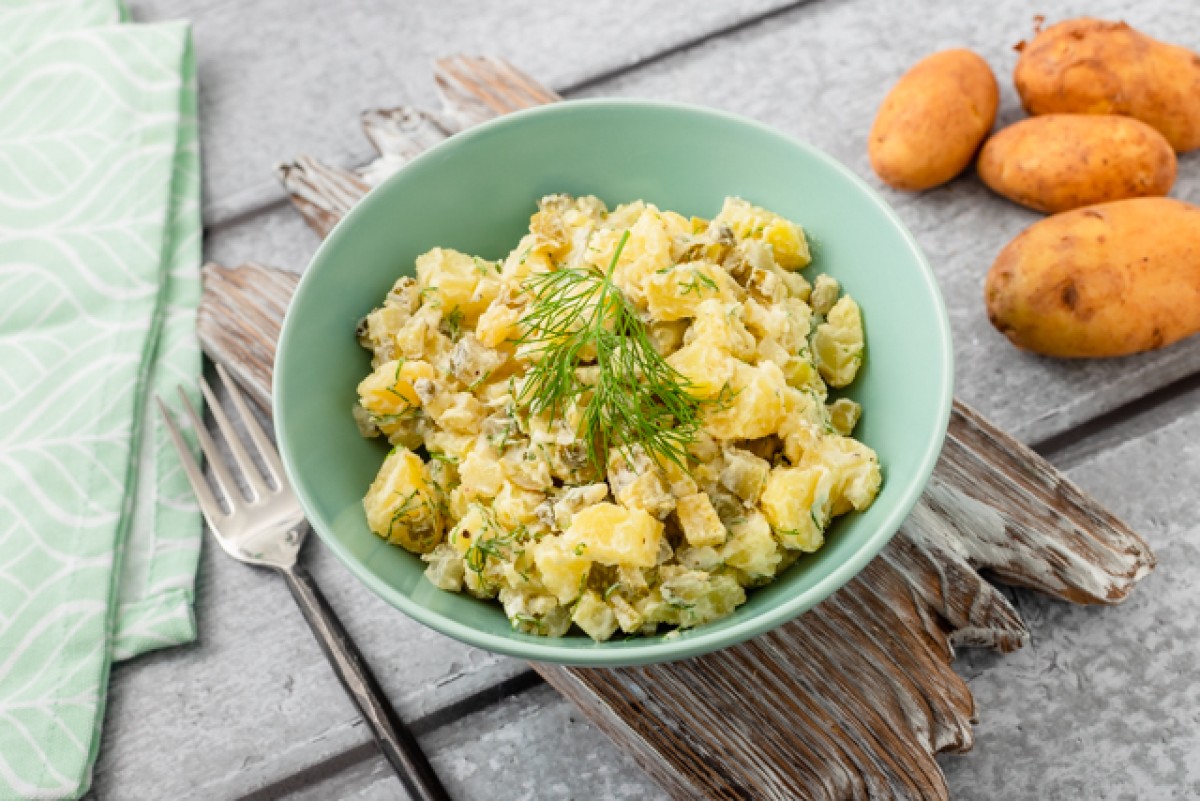 Insalata di patate, cetriolo sottaceto e aneto