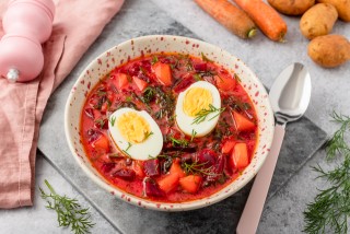 Zuppa di barbabietole con patate e uovo