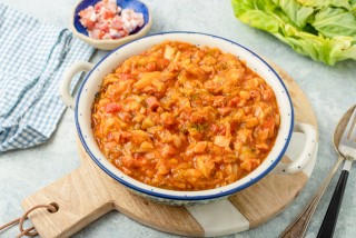 Col con tomates y tocino