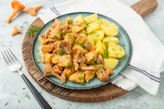Pollo en salsa de rebozuelo con patatas