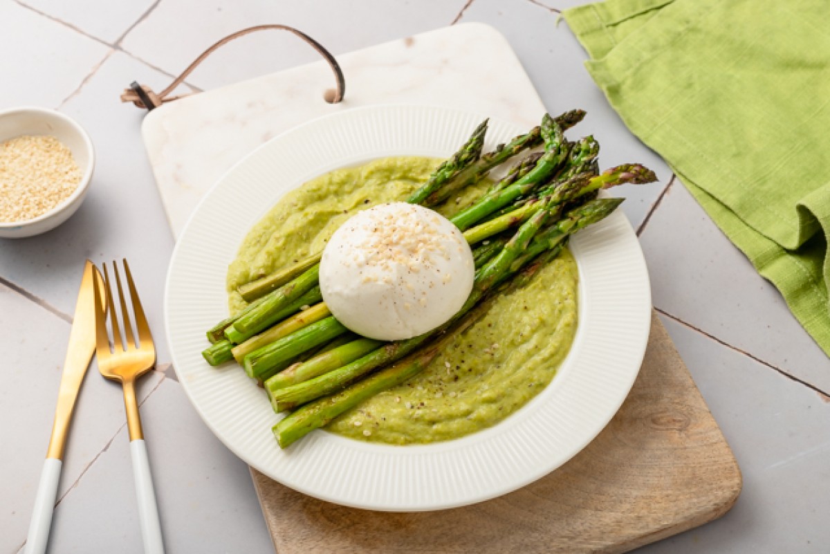 Burrata con espárragos verdes
