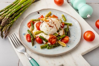 Burrata con tomates asados, espárragos y huevo escalfado