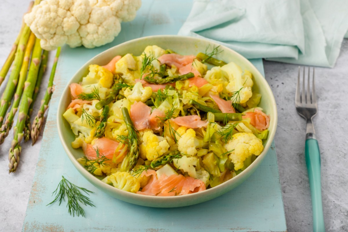 Col joven con salmón ahumado, coliflor y espárragos