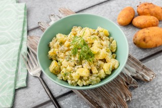 Ensalada a la parrilla con patatas, pepino encurtido y eneldo