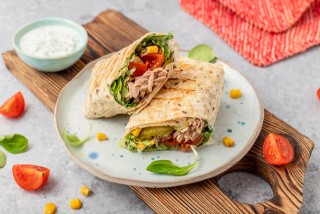 Wrap con atún, tomates y maíz