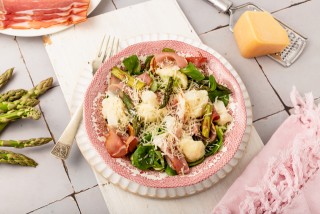 Salade met asperges, Parmaham, gebakken knoflook en ingelegde bloemkool