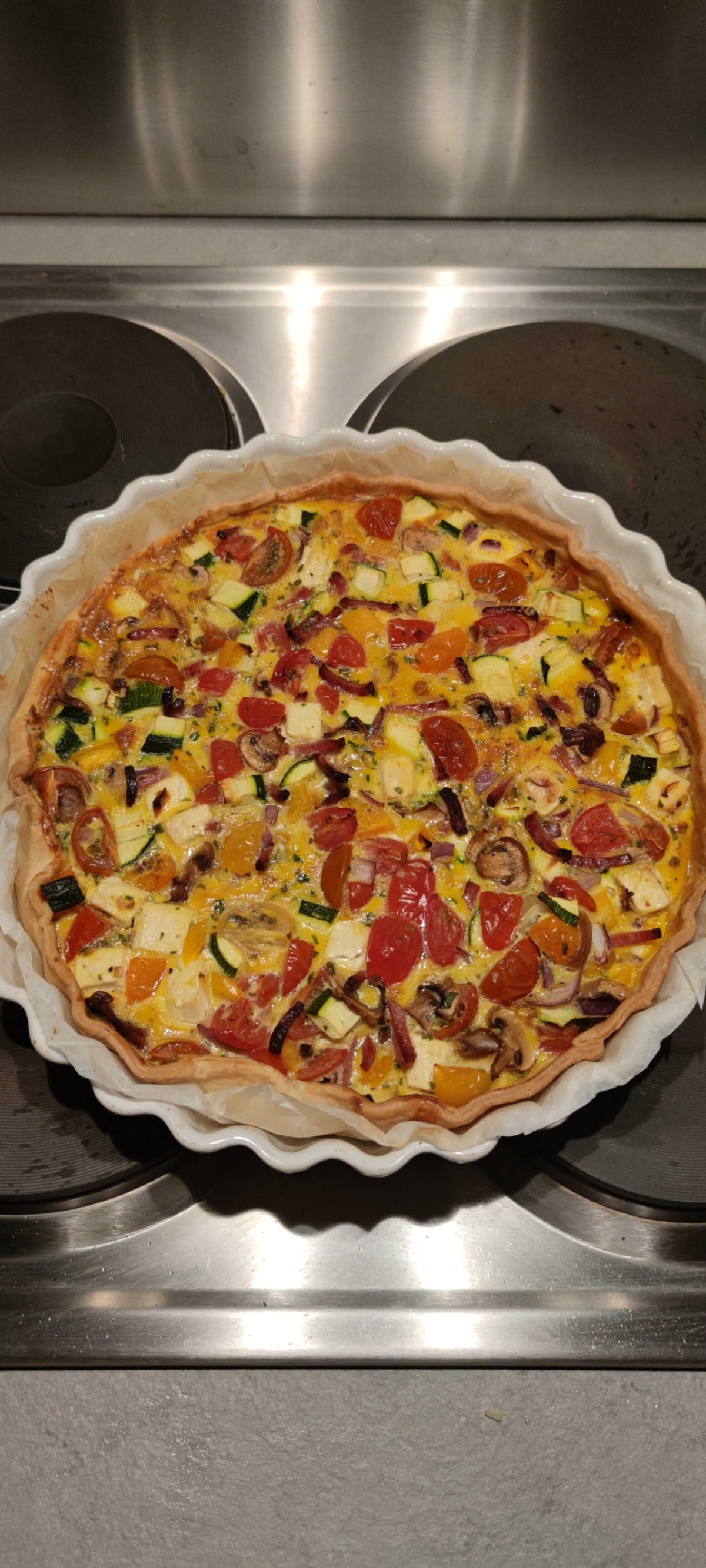 Quiche aux légumes, feta et allumettes de jambon